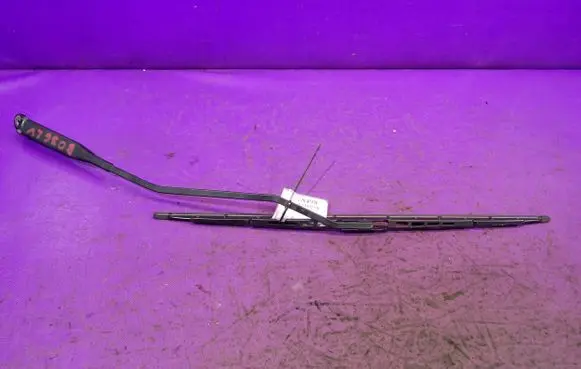 Front wiper blade arm