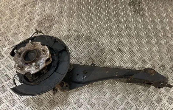 Toyota RAV 4 (XA40) Rear wheel hub spindle/knuckle