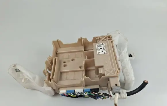 Toyota Aygo AB40 Fuse module 827300H030A