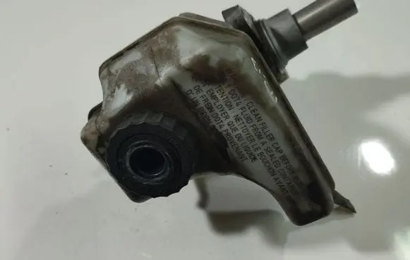 Volkswagen PASSAT B6 Brake fluid reservoir 8G1611301