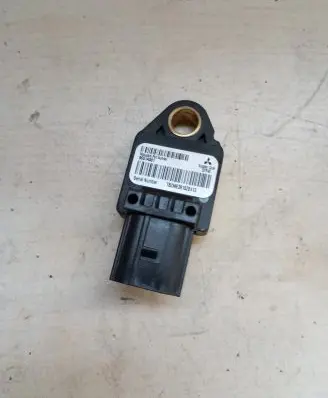 Mitsubishi Outlander Airbag deployment crash/impact sensor 8651A001