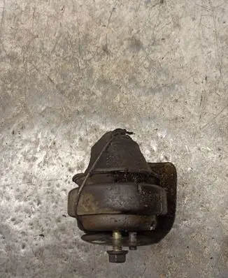 Volvo V70 Engine mount bracket