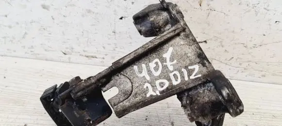 Engine mounting bracket