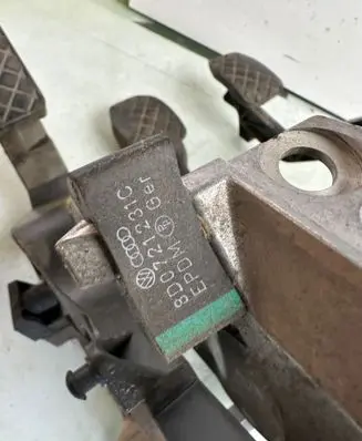 Volkswagen PASSAT B5 Pedal assembly 8D1721117D