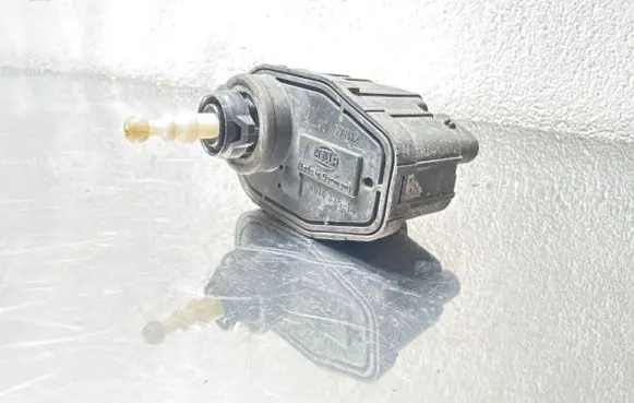 Opel Omega B1 Headlight level adjustment motor 90457812 00437514