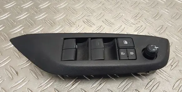 Toyota Yaris XP210 Electric window control switch 840400D020