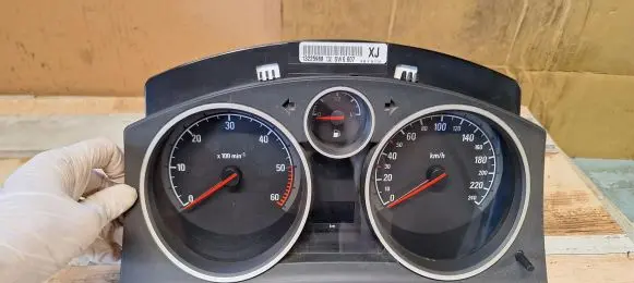 Opel Zafira B Speedometer (instrument cluster) 13225988