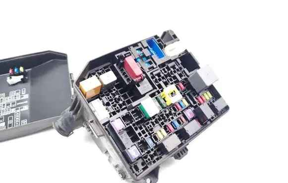 Mitsubishi Outlander Fuse module MR400709