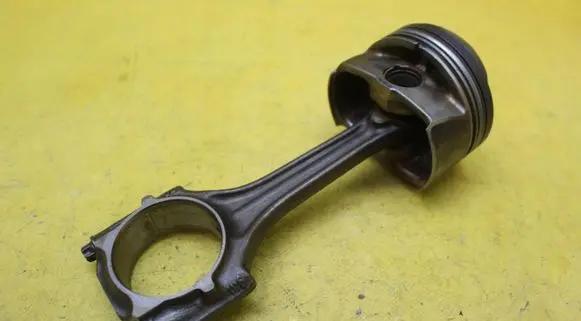 Volkswagen Golf V Piston with connecting rod