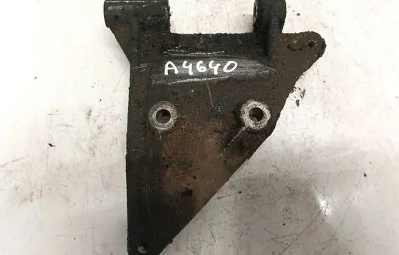 Engine mounting bracket