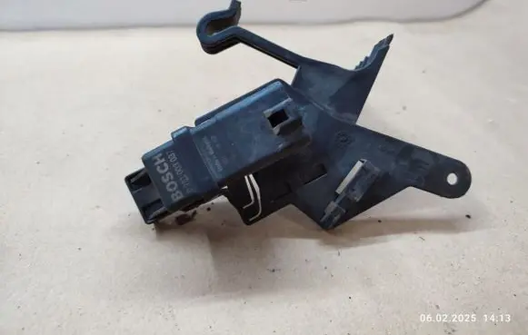 Volvo XC90 Glow plug pre-heat relay 0281003037