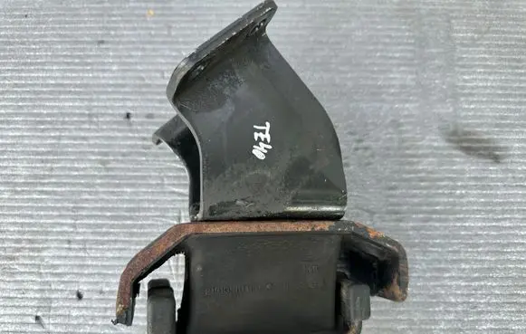 Hyundai Terracan Engine mount bracket 21810H1120