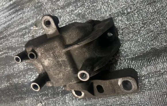 Volkswagen Caddy Engine mount bracket 1K0199262