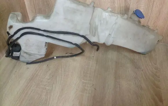 Ford Focus Windshield washer fluid reservoir/tank 4M5113K163