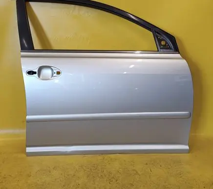 Toyota Avensis T250 Front door 