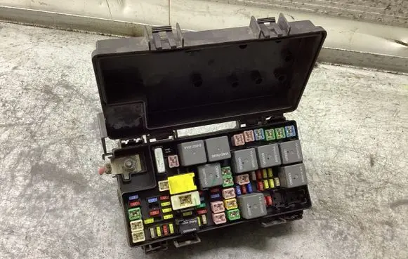 Dodge Journey Fuse module 04692290AC 4432008