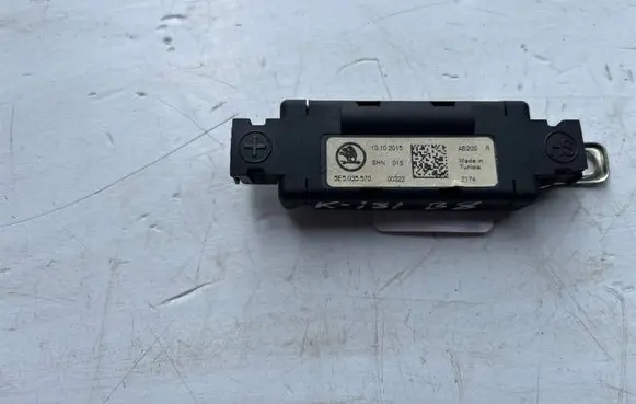 Volkswagen PASSAT B8 Aerial antenna amplifier 5E5035570 10102015