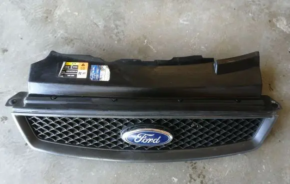Ford Focus Front bumper upper radiator grill 4M518138AE
