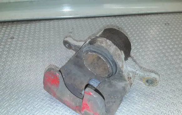 Hyundai i30 Front brake caliper