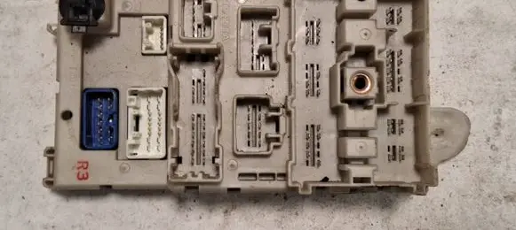 Toyota RAV 4 (XA20) Fuse module 8273342060 3F180330