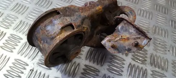 Mazda Xedos 6 Engine mount bracket