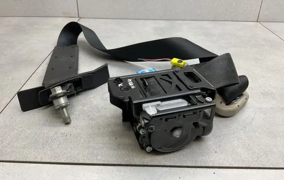 Nissan X-Trail T32 Front seatbelt 