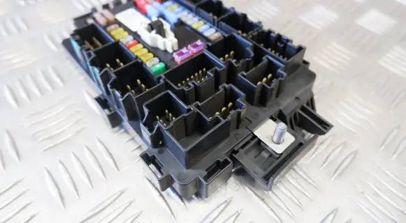 Tesla Model S Fuse module 103440900A