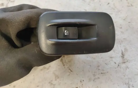 Renault Trafic I Electric window control switch 8200011870 91165802