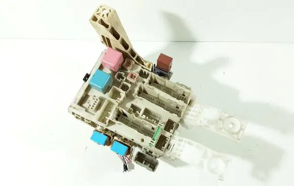 Toyota Yaris Fuse module 8273052700 8G050466 322148F12