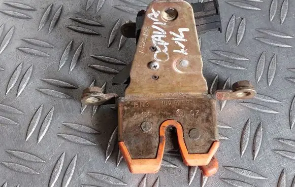 Skoda Octavia Mk1 (1U) Tailgate/trunk/boot lock/catch/latch 1U9827501
