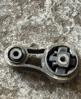 Opel Vivaro Engine mounting bracket