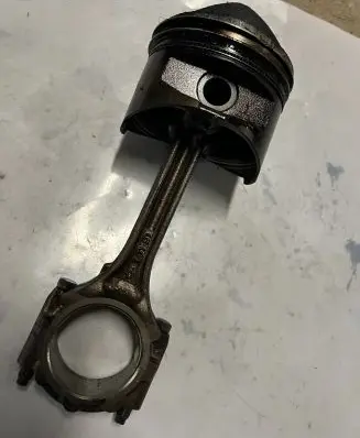 Mitsubishi Space Wagon Piston with connecting rod