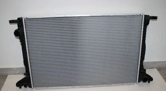 Audi Q7 4M Coolant radiator 8W0121251AB 8W0121251H