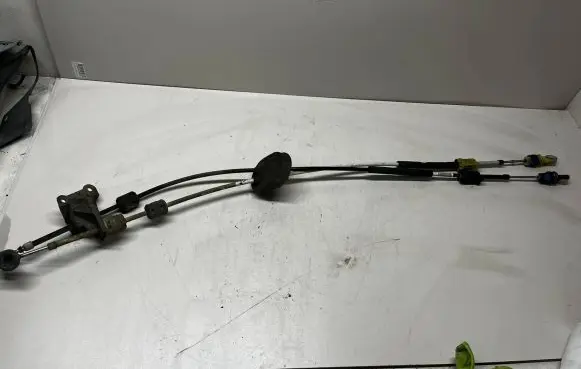 Opel Insignia A Gear shift cable linkage 55560992