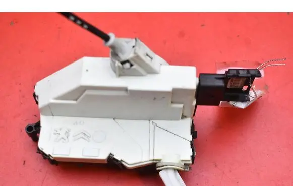 Peugeot 3008 I Front door lock PSA825154