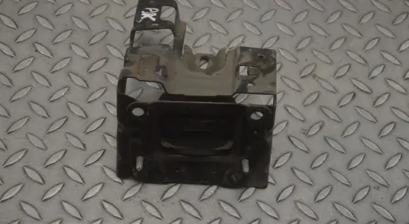 Peugeot 208 Engine mount bracket 9810216980 9807450680