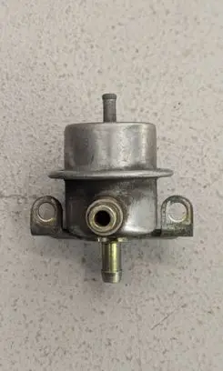 BMW 3 E30 Fuel pressure regulator 0280160258