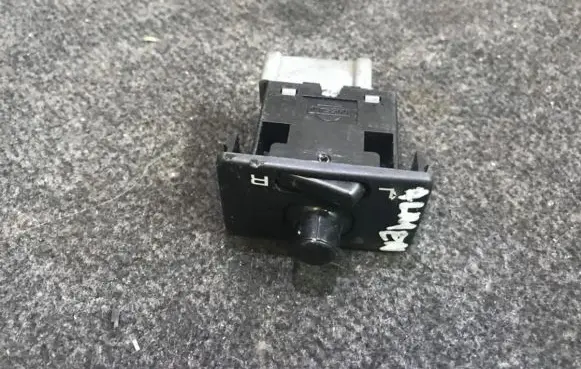 Nissan Almera Wing mirror switch 6226t