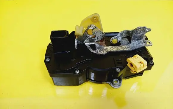 Cadillac CTS Front door lock R10373671