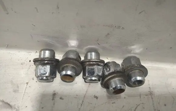 Toyota Verso Anti-theft wheel nuts and lock 3684P