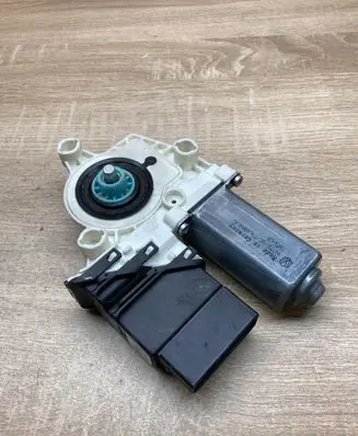 Volkswagen PASSAT B6 Rear door window regulator motor 1K0959703F 993424