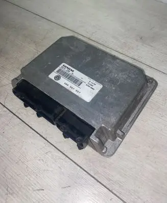 Volkswagen PASSAT B5 Engine control unit/module 3B0907557 711204 5WP429001