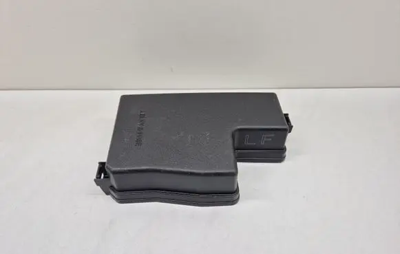 Toyota RAV 4 (XA40) Fuse box cover 8266242401