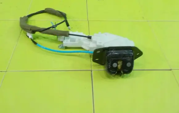 Nissan Note (E12) Tailgate exterior lock 