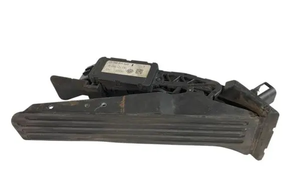 Accelerator throttle pedal