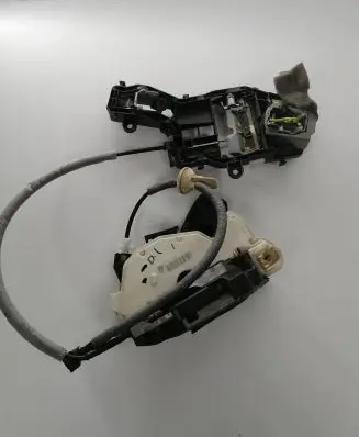 Volkswagen Polo VI Front door lock 5K1837015J