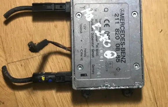 Mercedes-Benz E W211 Aerial antenna amplifier 2118200885 1092217
