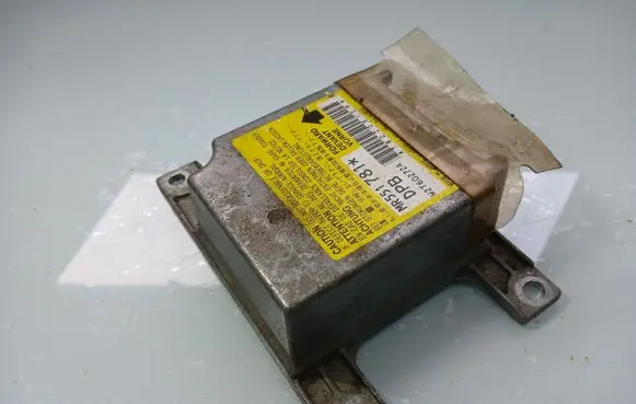 Mitsubishi Pajero Airbag control unit/module MR551781 W2T60272A