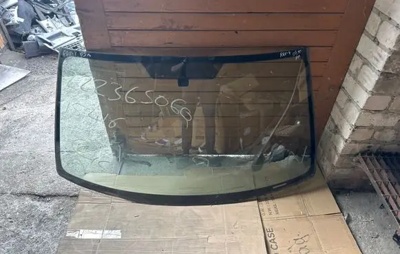 Toyota RAV 4 (XA20) Front windscreen/windshield window 