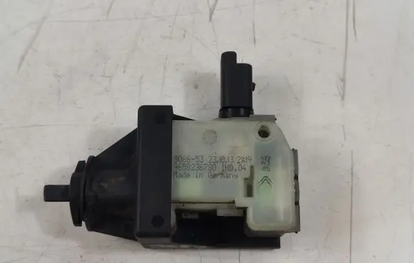 Fuel tank cap lock